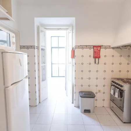 Spacious 2 Bedroom Apt With Large Living Room Lisbon *