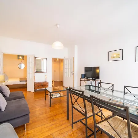 Spacious 2 Bedroom Apt With Large Living Room Lisbon Lägenhet
