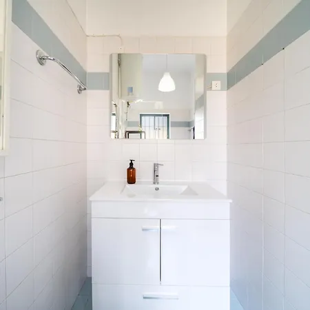 Spacious 2 Bedroom Apt With Large Living Room Lisbon Lägenhet