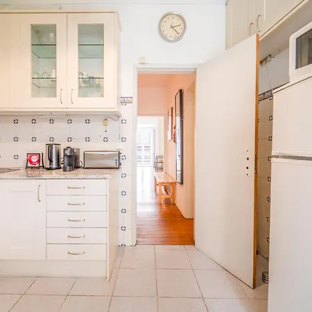 Spacious 2 Bedroom Apt With Large Living Room Lisbon Lägenhet *