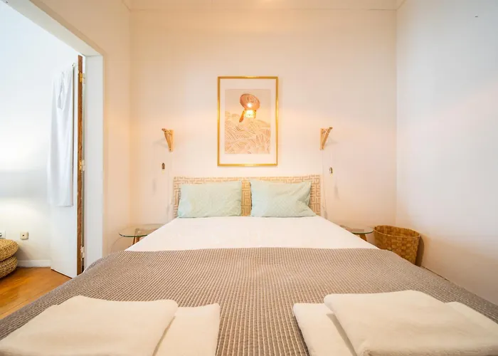Spacious 2 Bedroom Apt With Large Living Room Lisbon