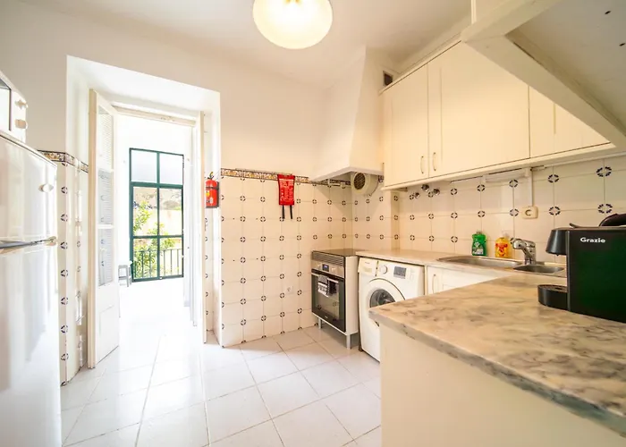Spacious 2 Bedroom Apt With Large Living Room Lisbon * Lissabon