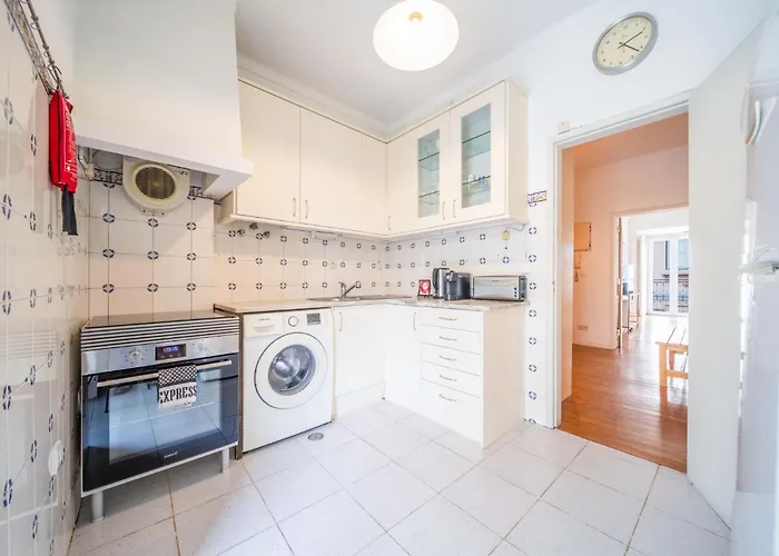 Spacious 2 Bedroom Apt With Large Living Room Lisbon