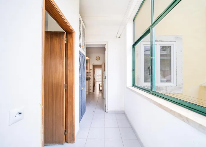 Spacious 2 Bedroom Apt With Large Living Room Lisbon