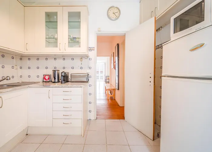 Spacious 2 Bedroom Apt With Large Living Room Lisbon Apartment *
